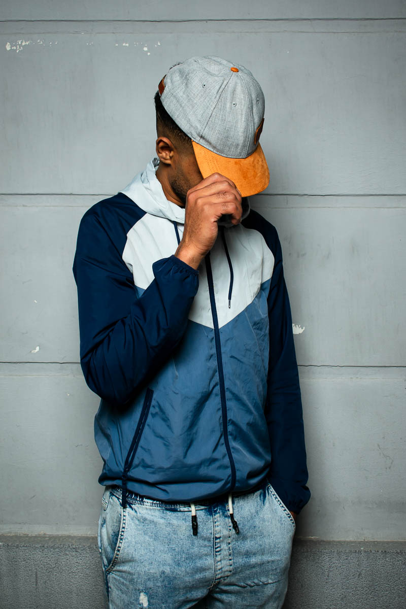 Portrait of Abdelkrim, covered his face with a cap.
